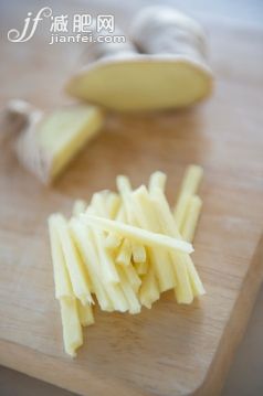 饮食,室内,烹调,切片食物,香料_555174757_Close-up of chopped ginger_创意图片_Getty Images China 饮食,室内,烹调,切片食物,香料_555174757_Close-up of chopped ginger_创意图片_Getty Images China