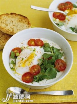 早餐,奶制品,鸡蛋,英式小面包,食品_gic7672871_Poached Egg with Baked Yogurt, Watercress and Tomato; English Muffins; Spoons_创意图片_Getty Images China 早餐,奶制品,鸡蛋,英式小面包,食品_gic7672871_Poached Egg with Baked Yogurt, Watercress and Tomato; English Muffins; Spoons_创意图片_Getty Images China