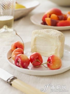 奶酪,水果,开胃品,摄影,健康食物_563737191_Soft Cheese Cut with Cherries_创意图片_Getty Images China 奶酪,水果,开胃品,摄影,健康食物_563737191_Soft Cheese Cut with Cherries_创意图片_Getty Images China