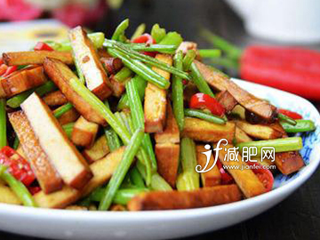 减肥晚餐吃什么好 香干炒芹菜