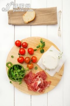 开胃品,面包,早餐,晚餐,食品_gic13386699_italian food, prosciutto crudo and ricotta cheese on wooden kitchen plank_创意图片_Getty Images China 开胃品,面包,早餐,晚餐,食品_gic13386699_italian food, prosciutto crudo and ricotta cheese on wooden kitchen plank_创意图片_Getty Images China