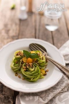 饮食,食品,餐具,晚餐,午餐_569853687_Raw zucchini spaghetti_创意图片_Getty Images China
