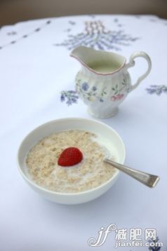 饮料,生活方式,室内,住宅房间,桌布_96513268_Bowl of porridge oats with spoon in it_创意图片_Getty Images China 饮料,生活方式,室内,住宅房间,桌布_96513268_Bowl of porridge oats with spoon in it_创意图片_Getty Images China