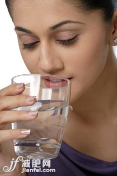 人,饮食,休闲装,饮料,影棚拍摄_144456763_Young woman drinking water_创意图片_Getty Images China 人,饮食,休闲装,饮料,影棚拍摄_144456763_Young woman drinking water_创意图片_Getty Images China