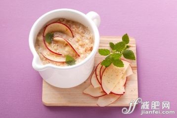 苹果,早餐,糙米,彩色背景,食品_gic7658622_Rice and apple mush_创意图片_Getty Images China 苹果,早餐,糙米,彩色背景,食品_gic7658622_Rice and apple mush_创意图片_Getty Images China