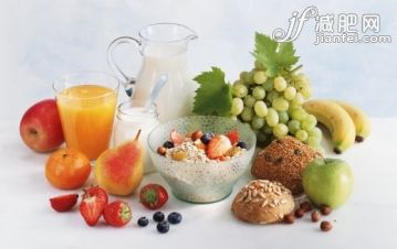 饮食,健康食物,摄影,奶制品,牛奶_200317965-001_Bowl of muesli and fresh fruit amongst juice, yoghurt, rolls and fruit_创意图片_Getty Images China 饮食,健康食物,摄影,奶制品,牛奶_200317965-001_Bowl of muesli and fresh fruit amongst juice, yoghurt, rolls and fruit_创意图片_Getty Images China
