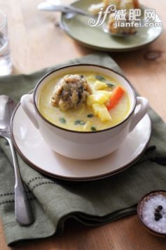 饮食,桌子,室内,餐巾,汤匙_114202634_Vegetable soup with dumplings_创意图片_Getty Images China 饮食,桌子,室内,餐巾,汤匙_114202634_Vegetable soup with dumplings_创意图片_Getty Images China