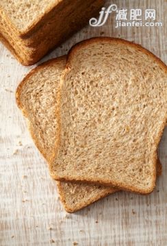 桌子,影棚拍摄,早餐,明亮,木制_512336357_Two slices of brown bread on a wooden table top_创意图片_Getty Images China 桌子,影棚拍摄,早餐,明亮,木制_512336357_Two slices of brown bread on a wooden table top_创意图片_Getty Images China