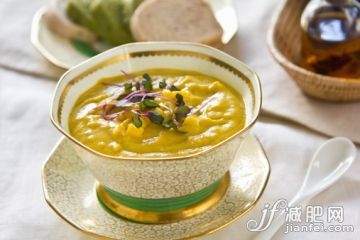 室内,汤匙,盘子,碗,面包_502436747_Corn soup_创意图片_Getty Images China