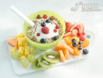 影棚拍摄,碗,酸奶,早餐,多色的_107759033_Oat muesli with yoghurt and fruit_创意图片_Getty Images China
