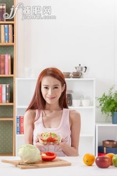 刀,橙色,人,饮食,家具_558963257_Young woman holding a bowl of salad and smiling at the camera,_创意图片_Getty Images China 刀,橙色,人,饮食,家具_558963257_Young woman holding a bowl of salad and smiling at the camera,_创意图片_Getty Images China