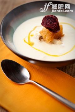饮食,影棚拍摄,餐巾,汤匙,碗_152832179_Bowl of cream with cauliflower soup, croutons and fried beet chip, close-up_创意图片_Getty Images China 饮食,影棚拍摄,餐巾,汤匙,碗_152832179_Bowl of cream with cauliflower soup, croutons and fried beet chip, close-up_创意图片_Getty Images China