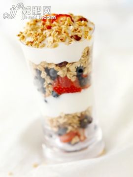 饮料,食品,奶制品,甜食,饮食_109725639_Yogurt Parfait with Fresh Fruit_创意图片_Getty Images China