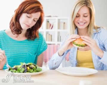 人,饮食,休闲装,室内,20到24岁_124046040_Young woman eating salad, friend eating hamburger_创意图片_Getty Images China 人,饮食,休闲装,室内,20到24岁_124046040_Young woman eating salad, friend eating hamburger_创意图片_Getty Images China