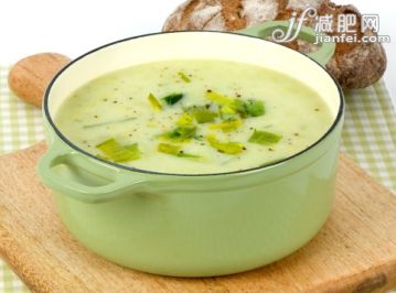 饮食,影棚拍摄,汤,绿色,韭_121809860_Leek and potato soup, close up_创意图片_Getty Images China 饮食,影棚拍摄,汤,绿色,韭_121809860_Leek and potato soup, close up_创意图片_Getty Images China