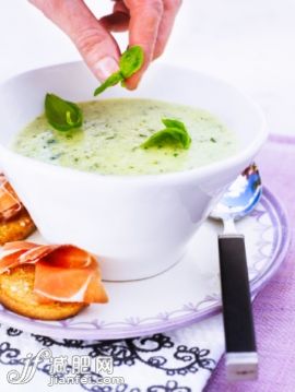 人,食品,面包,室内,草本_90600657_Vegetable soup Sweden._创意图片_Getty Images China 人,食品,面包,室内,草本_90600657_Vegetable soup Sweden._创意图片_Getty Images China