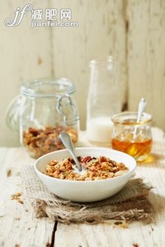 饮食,饮料,食品,影棚拍摄,碗_476850231_Homemade granola for breakfast with milk and honey on a light wooden background_创意图片_Getty Images China 饮食,饮料,食品,影棚拍摄,碗_476850231_Homemade granola for breakfast with milk and honey on a light wooden background_创意图片_Getty Images China