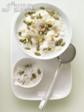 在上面,牛奶冻,椰子,甜点心,食品_gic11094677_Bowl of Rice Pudding Topped with Coconut and Pumpkin Seeds_创意图片_Getty Images China 在上面,牛奶冻,椰子,甜点心,食品_gic11094677_Bowl of Rice Pudding Topped with Coconut and Pumpkin Seeds_创意图片_Getty Images China