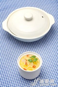 健康,健康生活方式,饮食,休闲,食品_192673e6b_放在木板上的汤_创意图片_Getty Images China 健康,健康生活方式,饮食,休闲,食品_192673e6b_放在木板上的汤_创意图片_Getty Images China