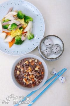 赤豆,黑米,粥,谷物,米_e3bebd6df_巴旦木红豆粥和菇香西兰花炒蛋_创意图片_Getty Images China 赤豆,黑米,粥,谷物,米_e3bebd6df_巴旦木红豆粥和菇香西兰花炒蛋_创意图片_Getty Images China