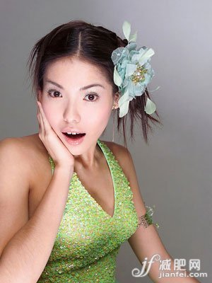 瘦女也疯狂 性感胸部不缩水