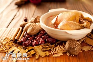 鸡汤,鸡,鸡肉,家禽,白肉_gic5895851_小鸡炖蘑菇和配料_创意图片_Getty Images China 鸡汤,鸡,鸡肉,家禽,白肉_gic5895851_小鸡炖蘑菇和配料_创意图片_Getty Images China