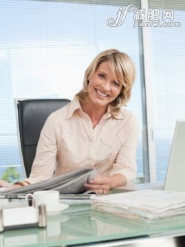 人,椅子,商务,技术,室内_483635323_Businesswoman at work_创意图片_Getty Images China