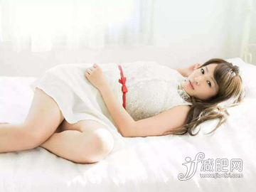 如何瘦臀部赘肉 绷脚踢腿.jpg