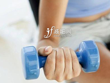 怎样练出翘臀美臀 哑铃瘦臀