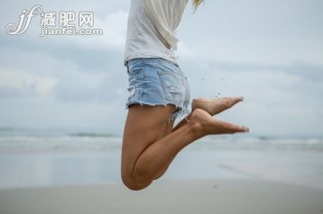 人,活动,休闲装,牛仔裤,年龄_476864792_Woman jumping at the beach for positive emotion_创意图片_Getty Images China 人,活动,休闲装,牛仔裤,年龄_476864792_Woman jumping at the beach for positive emotion_创意图片_Getty Images China