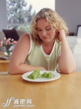 饮食,家庭生活,Y51118,摄影,室内_55999287_Woman frowning at lettuce_创意图片_Getty Images China 饮食,家庭生活,Y51118,摄影,室内_55999287_Woman frowning at lettuce_创意图片_Getty Images China