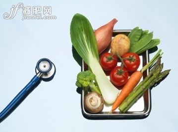 食品,餐盘,自然,健康保健,影棚拍摄_565785951_Stethoscope beside tray of fresh vegetables_创意图片_Getty Images China 食品,餐盘,自然,健康保健,影棚拍摄_565785951_Stethoscope beside tray of fresh vegetables_创意图片_Getty Images China