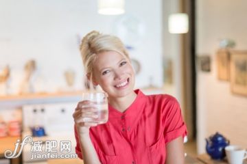 厨房,人,饮食,休闲装,生活方式_507833195_Woman having glass of water in kitchen_创意图片_Getty Images China 厨房,人,饮食,休闲装,生活方式_507833195_Woman having glass of water in kitchen_创意图片_Getty Images China
