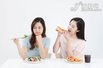 25岁到29岁,室内,白色背景,T恤,食品_gic12732888_two women eating healthy and unhealthy food_创意图片_Getty Images China 25岁到29岁,室内,白色背景,T恤,食品_gic12732888_two women eating healthy and unhealthy food_创意图片_Getty Images China