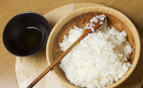 减肥每天要吃多少白米饭 每天吃多少白米饭可以减肥 吃白米饭可以减肥吗
