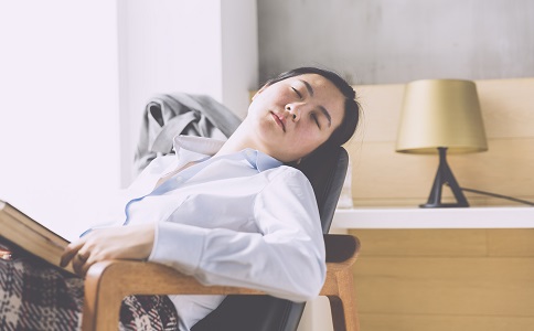 错误坐姿让你变的又丑又胖 哪些坐姿会让人变胖 瘦下半身的食物