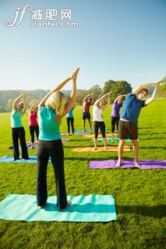田地,太阳,人,活动,生活方式_143174501_Taking health in the right direction - Yoga_创意图片_Getty Images China 田地,太阳,人,活动,生活方式_143174501_Taking health in the right direction - Yoga_创意图片_Getty Images China