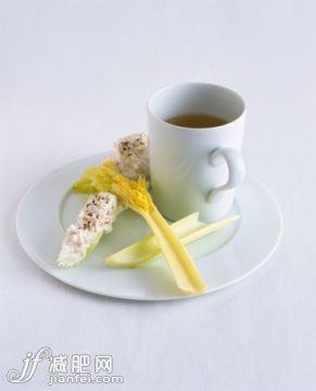 饮食,海产,影棚拍摄,盘子,杯_138705332_Mug of clear soup served with tuna dip on celery stick_创意图片_Getty Images China 饮食,海产,影棚拍摄,盘子,杯_138705332_Mug of clear soup served with tuna dip on celery stick_创意图片_Getty Images China