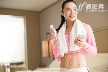 喝,休息,运动,智能手机,音乐_08a2e1fe9_年轻女子在运动结束后听音乐_创意图片_Getty Images China 喝,休息,运动,智能手机,音乐_08a2e1fe9_年轻女子在运动结束后听音乐_创意图片_Getty Images China