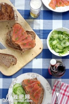 饮食,海产,室内,桌布,餐巾_121881170_Gravad salmon with cucumber salad_创意图片_Getty Images China 饮食,海产,室内,桌布,餐巾_121881170_Gravad salmon with cucumber salad_创意图片_Getty Images China