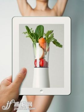 人,影棚拍摄,中间部分,45到49岁,手_534675591_Vegetables in mixer on tablet, and woman's body_创意图片_Getty Images China