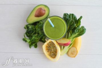 果汁,蔬菜,水果,香蕉,欧芹_558725969_Maracuya smoothie_创意图片_Getty Images China 果汁,蔬菜,水果,香蕉,欧芹_558725969_Maracuya smoothie_创意图片_Getty Images China