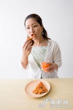 人,食品,饮食,影棚拍摄,35岁到39岁_84593407_Mid adult woman eating pizza_创意图片_Getty Images China 人,食品,饮食,影棚拍摄,35岁到39岁_84593407_Mid adult woman eating pizza_创意图片_Getty Images China