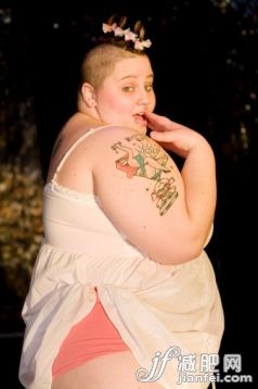 时尚,摄影,肖像,身体装饰,穿洞的_200372016-001_Young woman with tatoo wearing baby doll dress, side view, portrait_创意图片_Getty Images China 时尚,摄影,肖像,身体装饰,穿洞的_200372016-001_Young woman with tatoo wearing baby doll dress, side view, portrait_创意图片_Getty Images China