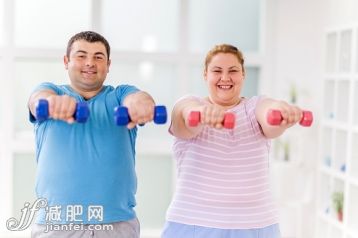 人,运动,室内,白人,肥胖_476586368_Fat couple exercising with dumbbells and looking at the camera._创意图片_Getty Images China 人,运动,室内,白人,肥胖_476586368_Fat couple exercising with dumbbells and looking at the camera._创意图片_Getty Images China