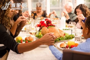 人,食品,住宅内部,生活方式,室内_471913037_Christmas:  Family prays before eating holiday dinner._创意图片_Getty Images China