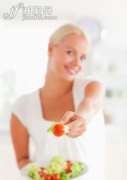 20到24岁,美女,美,碗,明亮_gic9715620_Portrait of a woman giving a tomato with the camera focus on the foreground_创意图片_Getty Images China 20到24岁,美女,美,碗,明亮_gic9715620_Portrait of a woman giving a tomato with the camera focus on the foreground_创意图片_Getty Images China