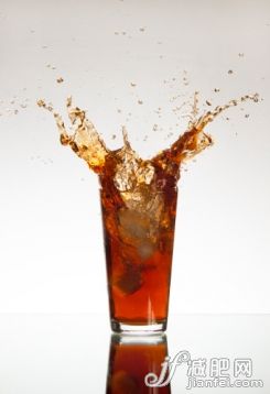 饮料,影棚拍摄,下移,落下,苏打_139837739_Ice plunging into a glass of coke_创意图片_Getty Images China 饮料,影棚拍摄,下移,落下,苏打_139837739_Ice plunging into a glass of coke_创意图片_Getty Images China