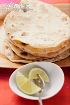 饮食,影棚拍摄,叉,盘子,碗_152832717_Wheat tortillas and lime wedges on plate, close-up_创意图片_Getty Images China 饮食,影棚拍摄,叉,盘子,碗_152832717_Wheat tortillas and lime wedges on plate, close-up_创意图片_Getty Images China