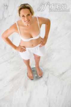 人,半装,内衣,生活方式,室内_87182740_Young woman in underwear on scales, hands on hips, smiling, portrait, elevated view_创意图片_Getty Images China 人,半装,内衣,生活方式,室内_87182740_Young woman in underwear on scales, hands on hips, smiling, portrait, elevated view_创意图片_Getty Images China